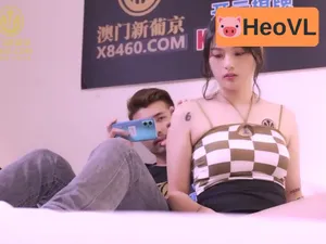 Có con bạn gái vú to trắng nõn phục vụ cho anh hàng cực nét