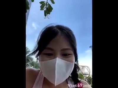 Gái việt show hàng ngay nơi công cộng