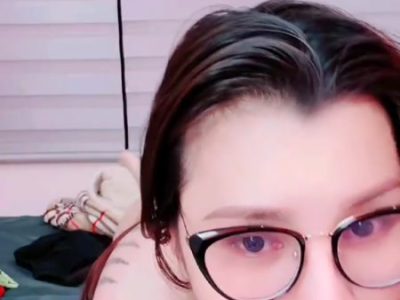 Em kéo quần lót vào trong show hai mép lồn