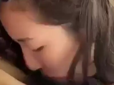 Em gái xinh say mê bú kiu anh ngập miệng cực đã