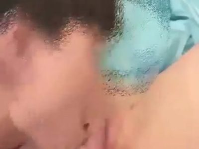 Liếm lồn cô em bím thơm làm anh say đắm