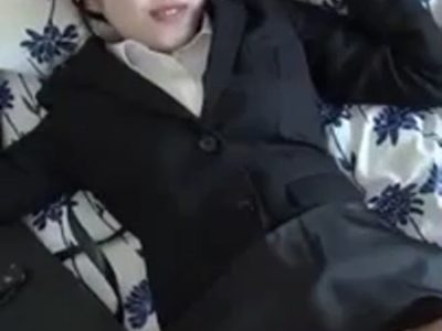 Em gái ngoan ngoãn bú mút con kiu của anh ngon lành