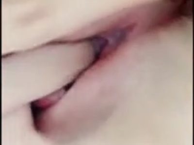 Móc lồn nhiều nước hồng hào của cô nữ sinh