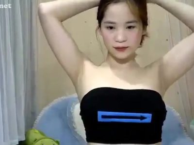 Em gái xinh áo dài tự sướng muốn được anh địt