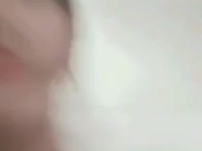 Bé sinh mới lớn show cặp vếu cực múp