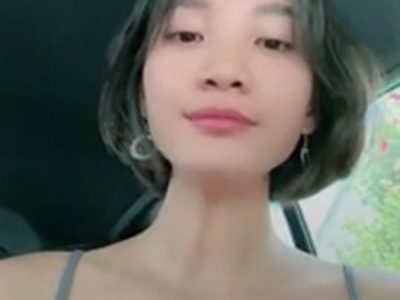 Em gái xinh lồn dâm ngồi trên taxi khoe vú khoe lồn