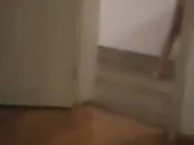 Em gái bé nhỏ, bị địt từ trong phòng ra hành lang rên oai oái