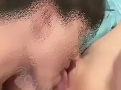 Liếm lồn cô em bím thơm làm anh say đắm
