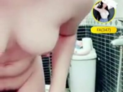 Em gái da trắng lồn dâm vừa tắm vừa show hàng cực nét