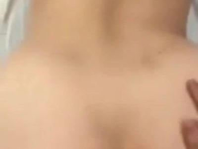 Chơi em người yêu đít bự đang chăm chú điện thoại